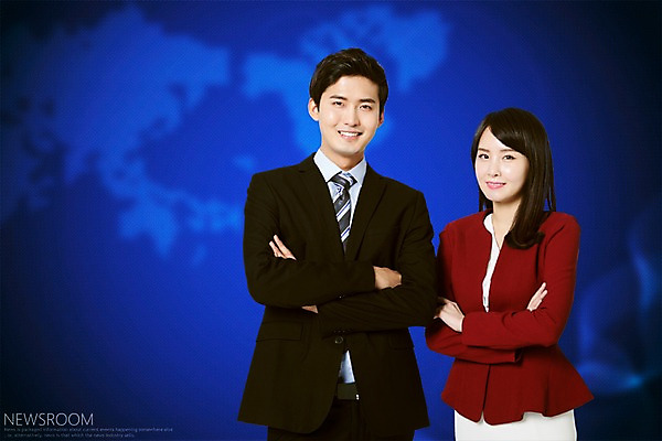 PSD 편집이미지 여자 남자 실내 미소 정장 상반신 20대 성인 두명 앞모습 팔짱 한국인 뉴스 아나운서 디지털합성 파란배경 디지털아트 성인만 뉴스룸 이미지편집 직업 옷 뷰포인트 백그라운드 모션 표정 사람 동양인 청년 내부 파란색 파일형식