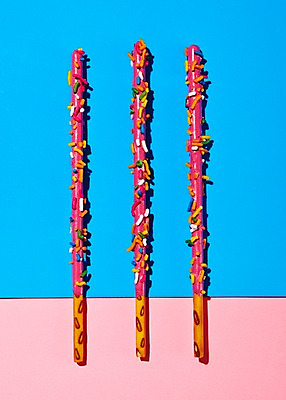 포토 JPG 음식 분홍색 하늘색 디저트 사람없음 세개 팝아트 빼빼로 스프링클 국내포토 컬러 3 장식 파란색 그림 막대과자 파일형식