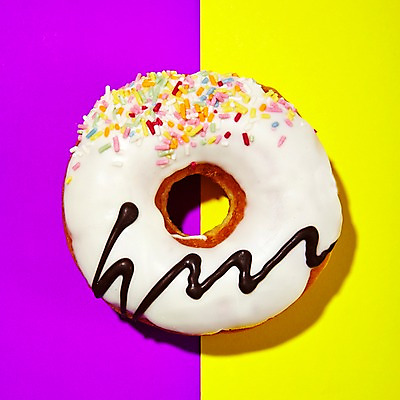 포토 JPG 음식 디저트 사람없음 한개 노란색 보라색 도넛 팝아트 스프링클 국내포토 1 컬러 장식 그림 파일형식