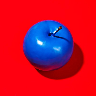 포토 JPG 음식 과일 실내 사람없음 빨간색 파란색 한개 사과 팝아트 클래식블루 트렌드컬러 국내포토 1 컬러 내부 그림 파일형식 트랜드컬러