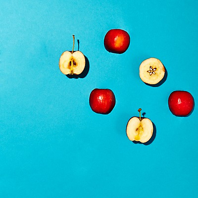 포토 JPG 음식 하늘색 과일 단면 사람없음 여러개 사과 팝아트 국내포토 다수 파란색 그림 파일형식