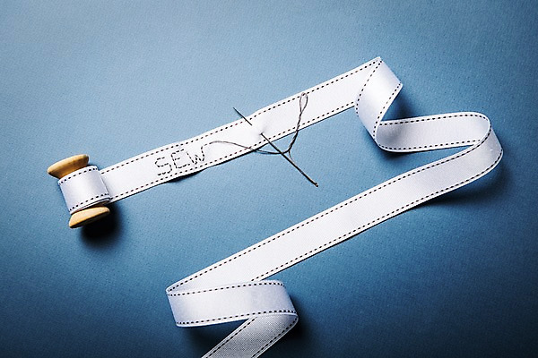 포토 JPG 스튜디오촬영 문자 영어 리본 백그라운드 텍스트 사람없음 단어 바늘 실 바느질 천 국내포토 실내 도구 직물 파일형식