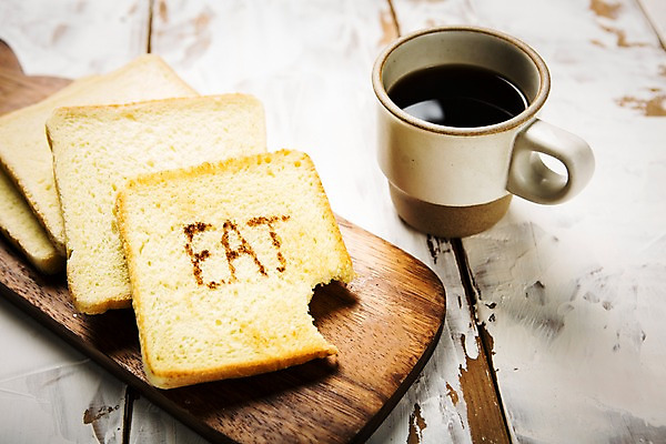 포토 JPG 스튜디오촬영 문자 영어 커피 음식 백그라운드 텍스트 사람없음 단어 커피잔 식빵 나무그릇 국내포토 그릇 음료 빵 잔 실내 목재 파일형식