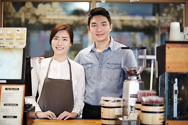 포토 JPG 여자 남자 신혼부부 실내 서기 미소 상반신 성인 두명 앞모습 30대 다정 카페 한국인 계산대 신혼 부부라이프 장년만 성인만 국내포토 라이프스타일 부부 뷰포인트 컨셉 모션 표정 사람 동양인 내부 장년 상점 파일형식