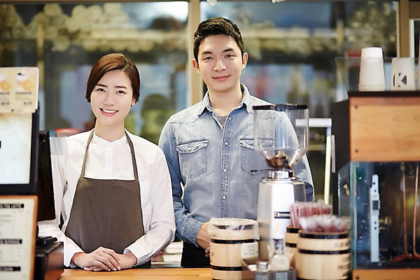포토 JPG 여자 남자 신혼부부 실내 서기 미소 상반신 성인 두명 앞모습 30대 다정 카페 한국인 계산대 신혼 부부라이프 장년만 성인만 국내포토 라이프스타일 부부 뷰포인트 컨셉 모션 표정 사람 동양인 내부 장년 상점 파일형식