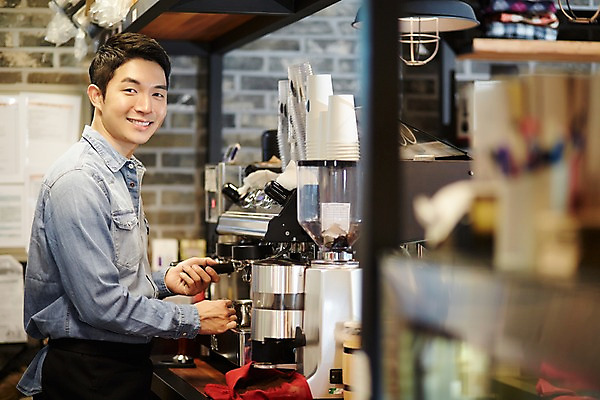 포토 JPG 남자 여유 실내 한명 서기 미소 상반신 성인 옆모습 30대 카페 한국인 바리스타 로스팅 성인남자한명만 장년남자한명만 소상공인 국내포토 직업 1 감정 뷰포인트 모션 표정 사람 동양인 내부 장년 경제 상점 상인 남자한명만 성인남자만 장년남자만 파일형식
