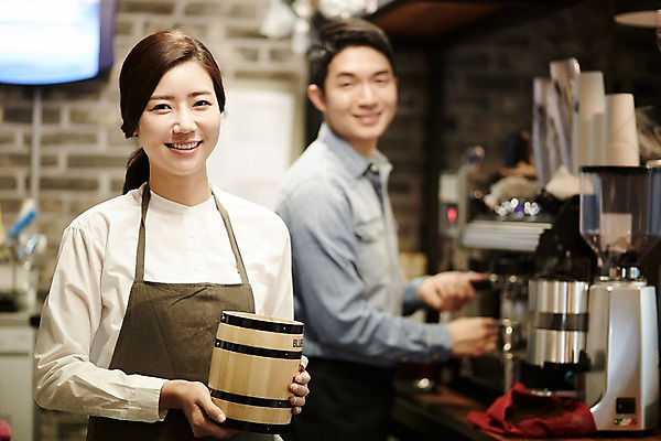 포토 JPG 여자 남자 여유 신혼부부 실내 서기 미소 들기 상반신 성인 두명 앞모습 옆모습 30대 다정 카페 한국인 신혼 바리스타 로스팅 맞벌이 부부라이프 장년만 성인만 소상공인 국내포토 직업 라이프스타일 부부 감정 뷰포인트 컨셉 모션 표정 사람 동양인 내부 장년 경제 상점 상인 파일형식