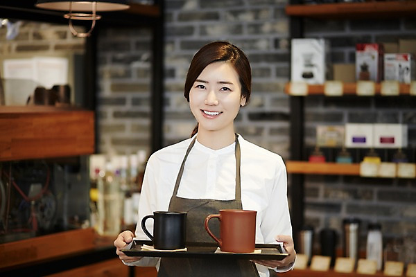 포토 JPG 여자 여유 실내 한명 서기 미소 들기 상반신 성인 앞모습 컵 30대 카페 한국인 성인여자한명만 장년여자한명만 국내포토 1 식기 감정 뷰포인트 모션 표정 사람 동양인 내부 장년 상점 여자한명만 성인여자만 장년여자만 파일형식
