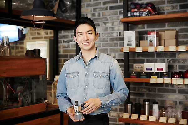 포토 JPG 남자 여유 실내 한명 서기 미소 들기 상반신 성인 앞모습 30대 카페 한국인 바리스타 포트 성인남자한명만 장년남자한명만 소상공인 국내포토 직업 1 감정 뷰포인트 모션 표정 사람 동양인 내부 장년 경제 상점 상인 남자한명만 성인남자만 장년남자만 파일형식