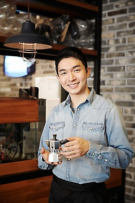 포토 JPG 남자 여유 실내 한명 서기 미소 들기 상반신 성인 앞모습 30대 카페 한국인 바리스타 포트 성인남자한명만 장년남자한명만 소상공인 국내포토 직업 1 감정 뷰포인트 모션 표정 사람 동양인 내부 장년 경제 상점 상인 남자한명만 성인남자만 장년남자만 파일형식