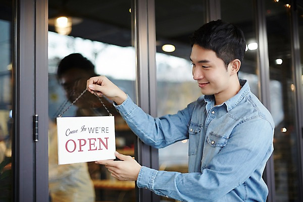 포토 JPG 남자 여유 실내 한명 서기 미소 들기 상반신 성인 앞모습 30대 카페 한국인 판넬 오픈 성인남자한명만 장년남자한명만 국내포토 1 감정 뷰포인트 모션 표정 사람 동양인 내부 장년 상점 남자한명만 성인남자만 장년남자만 파일형식