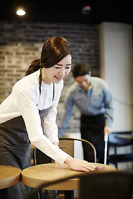 포토 JPG 여자 남자 신혼부부 탁자 실내 서기 미소 상반신 성인 두명 앞모습 아웃포커스 30대 청결 카페 한국인 청소 즐거움 신혼 부부라이프 장년만 성인만 국내포토 라이프스타일 부부 감정 뷰포인트 가구 모션 촬영기법 표정 사람 동양인 내부 장년 상점 위생 파일형식