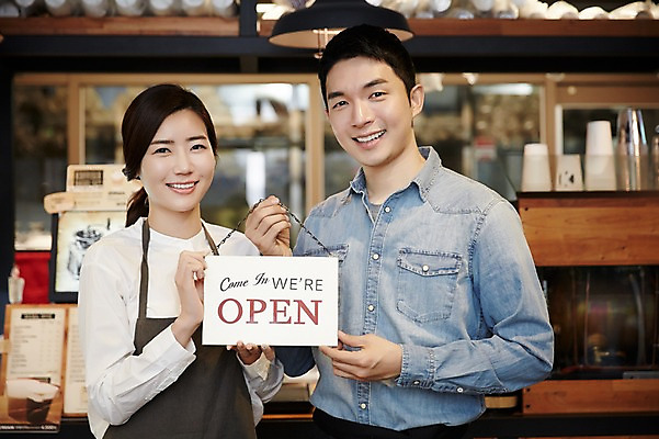 포토 JPG 여자 남자 신혼부부 실내 서기 미소 들기 상반신 성인 두명 앞모습 30대 다정 카페 한국인 판넬 오픈 즐거움 신혼 부부라이프 장년만 성인만 국내포토 라이프스타일 부부 감정 뷰포인트 컨셉 모션 표정 사람 동양인 내부 장년 상점 파일형식