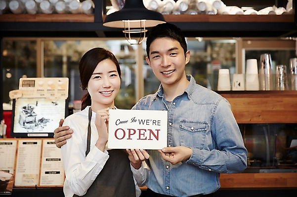 포토 JPG 여자 남자 신혼부부 실내 서기 미소 들기 상반신 성인 두명 앞모습 30대 다정 카페 한국인 판넬 오픈 즐거움 신혼 부부라이프 장년만 성인만 국내포토 라이프스타일 부부 감정 뷰포인트 컨셉 모션 표정 사람 동양인 내부 장년 상점 파일형식