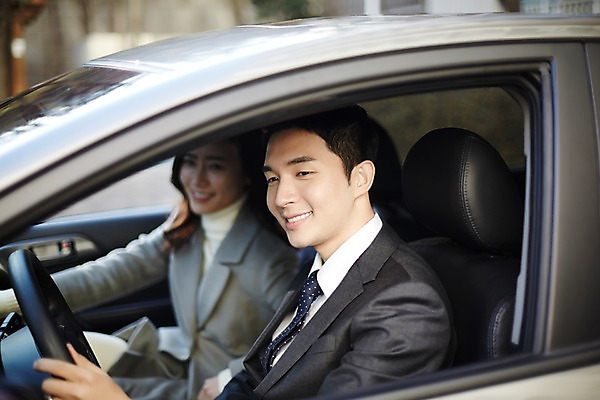 포토 JPG 주간 여자 남자 신혼부부 자동차 미소 앉기 상반신 성인 야외 두명 옆모습 30대 다정 한국인 승차 신혼 부부라이프 장년만 성인만 국내포토 자연요소 라이프스타일 부부 육상교통 뷰포인트 컨셉 모션 표정 사람 동양인 장년 파일형식