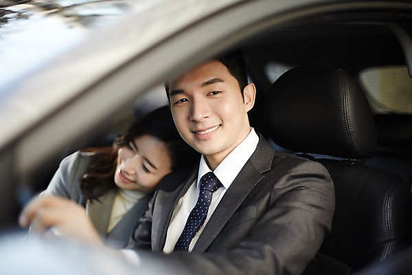 포토 JPG 주간 여자 남자 신혼부부 자동차 미소 앉기 상반신 성인 야외 두명 옆모습 30대 기댐 다정 한국인 승차 신혼 부부라이프 장년만 성인만 국내포토 자연요소 라이프스타일 부부 육상교통 뷰포인트 컨셉 모션 표정 사람 동양인 장년 파일형식