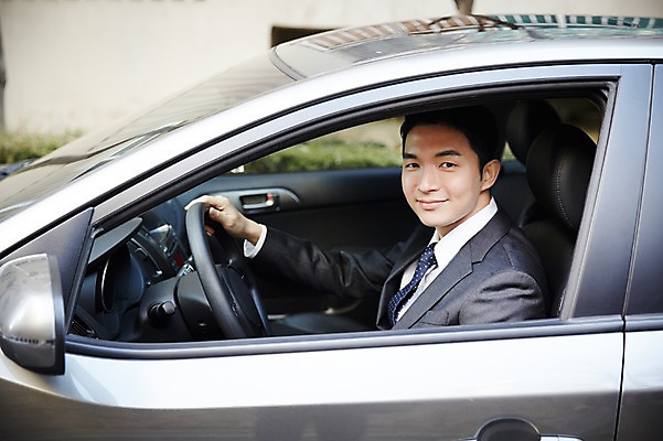 포토 JPG 주간 남자 여유 자동차 한명 미소 앉기 상반신 성인 야외 옆모습 30대 운전 한국인 승차 성인남자한명만 장년남자한명만 국내포토 자연요소 1 감정 육상교통 뷰포인트 모션 표정 사람 동양인 장년 남자한명만 성인남자만 장년남자만 파일형식