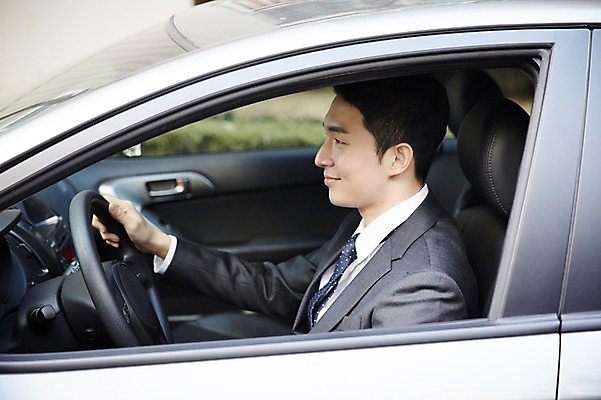 포토 JPG 주간 남자 여유 자동차 한명 미소 앉기 상반신 성인 야외 옆모습 30대 운전 한국인 승차 성인남자한명만 장년남자한명만 국내포토 자연요소 1 감정 육상교통 뷰포인트 모션 표정 사람 동양인 장년 남자한명만 성인남자만 장년남자만 파일형식