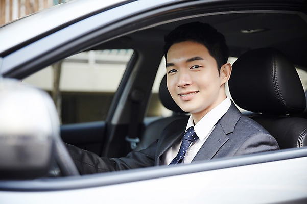 포토 JPG 주간 남자 여유 자동차 한명 미소 앉기 상반신 성인 야외 옆모습 30대 운전 한국인 승차 성인남자한명만 장년남자한명만 국내포토 자연요소 1 감정 육상교통 뷰포인트 모션 표정 사람 동양인 장년 남자한명만 성인남자만 장년남자만 파일형식
