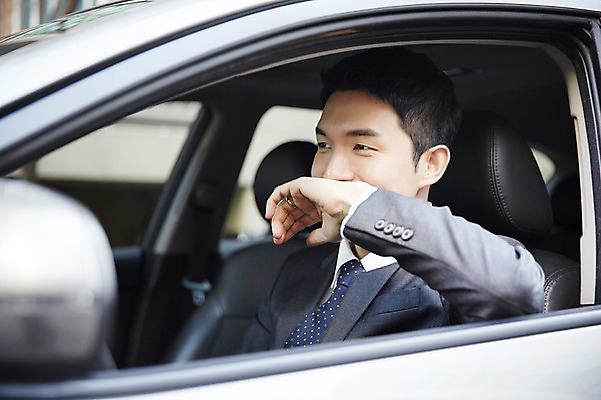 포토 JPG 주간 남자 여유 자동차 한명 미소 앉기 상반신 성인 야외 옆모습 30대 운전 한국인 승차 성인남자한명만 장년남자한명만 국내포토 자연요소 1 감정 육상교통 뷰포인트 모션 표정 사람 동양인 장년 남자한명만 성인남자만 장년남자만 파일형식