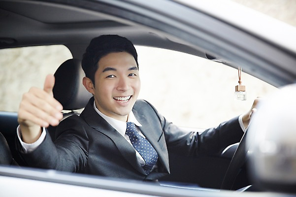 포토 JPG 주간 남자 여유 자동차 한명 미소 앉기 손짓 상반신 성인 야외 옆모습 30대 운전 한국인 승차 성인남자한명만 장년남자한명만 국내포토 자연요소 1 감정 육상교통 뷰포인트 모션 표정 사람 동양인 장년 남자한명만 성인남자만 장년남자만 파일형식