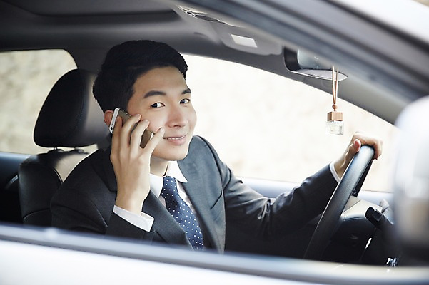 포토 JPG 주간 남자 여유 자동차 한명 미소 들기 앉기 상반신 성인 야외 옆모습 30대 스마트폰 운전 한국인 승차 통화 성인남자한명만 장년남자한명만 국내포토 자연요소 1 감정 육상교통 뷰포인트 모션 표정 사람 동양인 장년 핸드폰 스마트기기 남자한명만 성인남자만 장년남자만 파일형식