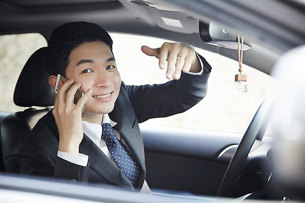 포토 JPG 주간 남자 여유 자동차 한명 미소 들기 앉기 손짓 상반신 성인 야외 옆모습 30대 스마트폰 운전 한국인 승차 통화 성인남자한명만 장년남자한명만 국내포토 자연요소 1 감정 육상교통 뷰포인트 모션 표정 사람 동양인 장년 핸드폰 스마트기기 남자한명만 성인남자만 장년남자만 파일형식