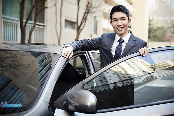 포토 JPG 주간 남자 여유 자동차 한명 서기 미소 상반신 성인 야외 앞모습 30대 한국인 승차 성인남자한명만 장년남자한명만 국내포토 자연요소 1 감정 육상교통 뷰포인트 모션 표정 사람 동양인 장년 남자한명만 성인남자만 장년남자만 파일형식