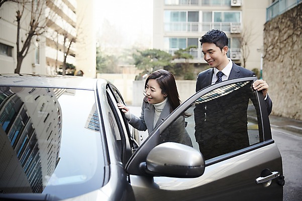 포토 JPG 주간 여자 남자 신혼부부 자동차 서기 미소 상반신 성인 야외 두명 앞모습 30대 다정 한국인 승차 신혼 부부라이프 장년만 성인만 국내포토 자연요소 라이프스타일 부부 육상교통 뷰포인트 컨셉 모션 표정 사람 동양인 장년 파일형식