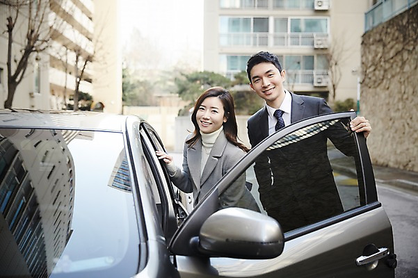 포토 JPG 주간 여자 남자 신혼부부 자동차 서기 미소 상반신 성인 야외 두명 앞모습 30대 다정 한국인 승차 신혼 부부라이프 장년만 성인만 국내포토 자연요소 라이프스타일 부부 육상교통 뷰포인트 컨셉 모션 표정 사람 동양인 장년 파일형식