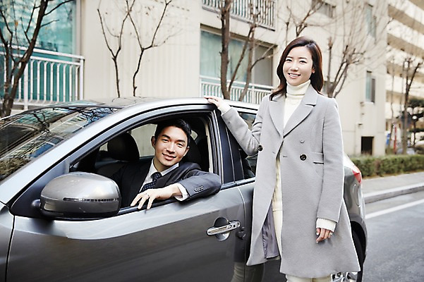 포토 JPG 주간 여자 남자 신혼부부 자동차 서기 미소 앉기 상반신 성인 야외 두명 30대 다정 한국인 승차 신혼 부부라이프 장년만 성인만 국내포토 자연요소 라이프스타일 부부 육상교통 컨셉 모션 표정 사람 동양인 장년 파일형식