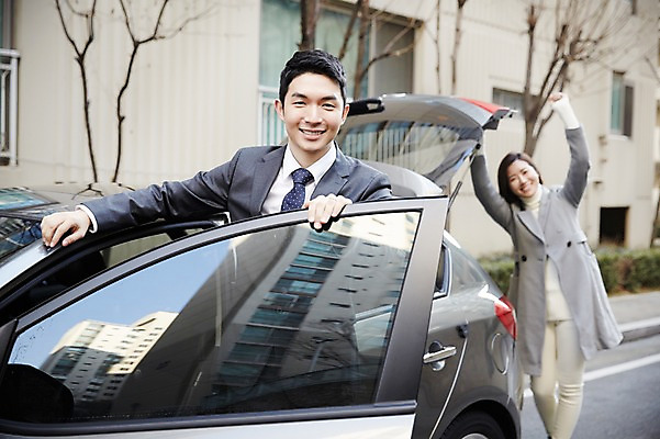포토 JPG 주간 여자 남자 신혼부부 자동차 서기 미소 상반신 성인 야외 두명 앞모습 30대 다정 한국인 오픈 신혼 자동차트렁크 부부라이프 장년만 성인만 국내포토 자연요소 라이프스타일 부부 육상교통 뷰포인트 컨셉 모션 표정 사람 동양인 장년 파일형식