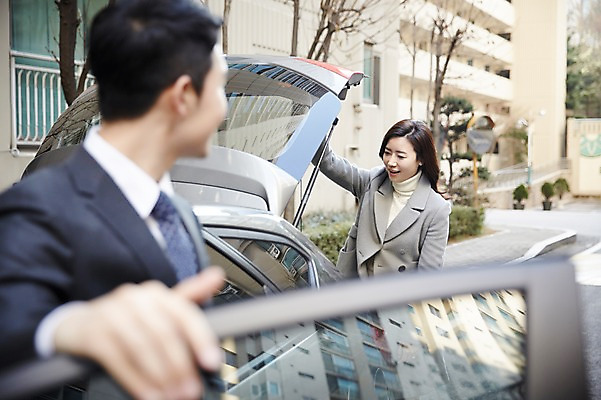 포토 JPG 주간 여자 남자 신혼부부 자동차 서기 미소 상반신 성인 야외 두명 앞모습 옆모습 30대 다정 한국인 오픈 신혼 자동차트렁크 부부라이프 장년만 성인만 국내포토 자연요소 라이프스타일 부부 육상교통 뷰포인트 컨셉 모션 표정 사람 동양인 장년 파일형식