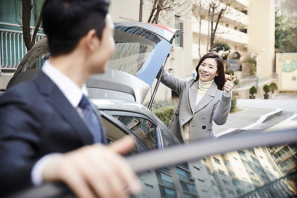 포토 JPG 주간 여자 남자 신혼부부 자동차 서기 미소 상반신 성인 야외 두명 앞모습 옆모습 30대 다정 한국인 오픈 신혼 자동차트렁크 부부라이프 장년만 성인만 국내포토 자연요소 라이프스타일 부부 육상교통 뷰포인트 컨셉 모션 표정 사람 동양인 장년 파일형식