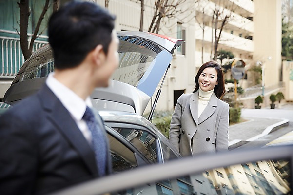 포토 JPG 주간 여자 남자 신혼부부 자동차 서기 미소 상반신 성인 야외 두명 앞모습 옆모습 30대 다정 한국인 오픈 신혼 자동차트렁크 부부라이프 장년만 성인만 국내포토 자연요소 라이프스타일 부부 육상교통 뷰포인트 컨셉 모션 표정 사람 동양인 장년 파일형식