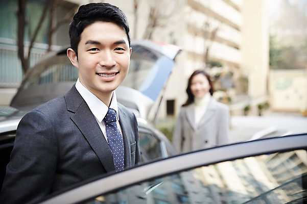 포토 JPG 주간 여자 남자 신혼부부 자동차 서기 미소 상반신 성인 야외 두명 앞모습 아웃포커스 30대 다정 한국인 오픈 신혼 자동차트렁크 부부라이프 장년만 성인만 국내포토 자연요소 라이프스타일 부부 육상교통 뷰포인트 컨셉 모션 촬영기법 표정 사람 동양인 장년 파일형식