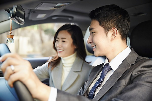 포토 JPG 주간 여자 남자 여유 신혼부부 자동차 미소 앉기 성인 야외 두명 옆모습 30대 다정 한국인 승차 편안함 신혼 부부라이프 장년만 성인만 국내포토 자연요소 라이프스타일 부부 감정 육상교통 뷰포인트 컨셉 모션 표정 사람 동양인 장년 감각 파일형식