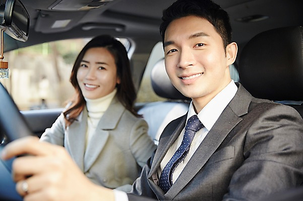 포토 JPG 주간 여자 남자 여유 신혼부부 자동차 미소 앉기 성인 야외 두명 옆모습 30대 다정 한국인 승차 편안함 신혼 부부라이프 장년만 성인만 국내포토 자연요소 라이프스타일 부부 감정 육상교통 뷰포인트 컨셉 모션 표정 사람 동양인 장년 감각 파일형식