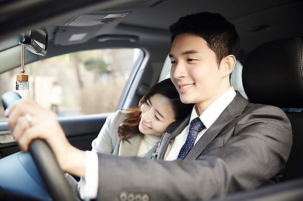 포토 JPG 주간 여자 남자 여유 신혼부부 자동차 미소 앉기 성인 야외 두명 옆모습 30대 기댐 다정 한국인 승차 편안함 신혼 부부라이프 장년만 성인만 국내포토 자연요소 라이프스타일 부부 감정 육상교통 뷰포인트 컨셉 모션 표정 사람 동양인 장년 감각 파일형식