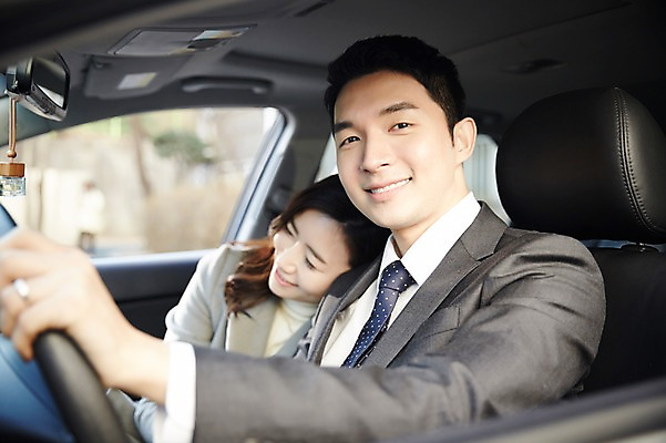 포토 JPG 주간 여자 남자 여유 신혼부부 자동차 미소 앉기 성인 야외 두명 옆모습 30대 기댐 다정 한국인 승차 편안함 신혼 부부라이프 장년만 성인만 국내포토 자연요소 라이프스타일 부부 감정 육상교통 뷰포인트 컨셉 모션 표정 사람 동양인 장년 감각 파일형식