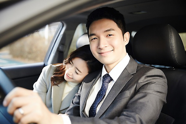 포토 JPG 주간 여자 남자 여유 신혼부부 자동차 미소 앉기 성인 야외 두명 옆모습 30대 기댐 다정 한국인 승차 편안함 신혼 부부라이프 장년만 성인만 국내포토 자연요소 라이프스타일 부부 감정 육상교통 뷰포인트 컨셉 모션 표정 사람 동양인 장년 감각 파일형식