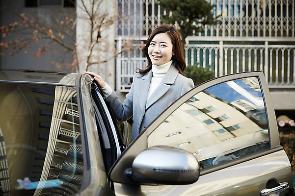 포토 JPG 주간 여자 신혼부부 자동차 한명 서기 미소 상반신 성인 야외 앞모습 30대 한국인 신혼 부부라이프 성인여자한명만 장년여자한명만 국내포토 자연요소 1 라이프스타일 부부 육상교통 뷰포인트 모션 표정 사람 동양인 장년 여자한명만 성인여자만 장년여자만 파일형식