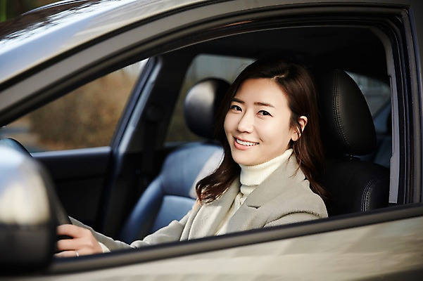 포토 JPG 주간 여자 여유 신혼부부 자동차 한명 미소 앉기 상반신 성인 야외 옆모습 30대 한국인 승차 신혼 부부라이프 성인여자한명만 장년여자한명만 국내포토 자연요소 1 라이프스타일 부부 감정 육상교통 뷰포인트 모션 표정 사람 동양인 장년 여자한명만 성인여자만 장년여자만 파일형식