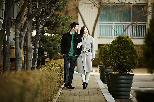 포토 JPG 주간 전신 여자 남자 신혼부부 미소 성인 야외 두명 앞모습 30대 걷기 팔짱 다정 산책 한국인 신혼 부부라이프 장년만 성인만 국내포토 자연요소 라이프스타일 부부 뷰포인트 컨셉 모션 휴식 표정 사람 동양인 장년 파일형식