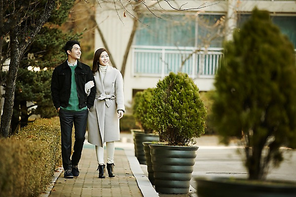 포토 JPG 주간 전신 여자 남자 신혼부부 미소 성인 야외 두명 앞모습 30대 걷기 팔짱 다정 산책 한국인 신혼 부부라이프 장년만 성인만 국내포토 자연요소 라이프스타일 부부 뷰포인트 컨셉 모션 휴식 표정 사람 동양인 장년 파일형식