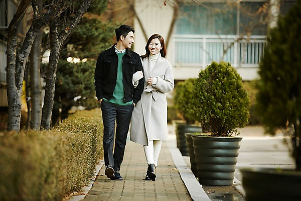포토 JPG 주간 전신 여자 남자 신혼부부 미소 성인 야외 두명 앞모습 30대 걷기 팔짱 다정 산책 한국인 신혼 부부라이프 장년만 성인만 국내포토 자연요소 라이프스타일 부부 뷰포인트 컨셉 모션 휴식 표정 사람 동양인 장년 파일형식