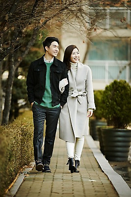 포토 JPG 주간 전신 여자 남자 신혼부부 미소 성인 야외 두명 앞모습 30대 걷기 팔짱 다정 산책 한국인 신혼 부부라이프 장년만 성인만 국내포토 자연요소 라이프스타일 부부 뷰포인트 컨셉 모션 휴식 표정 사람 동양인 장년 파일형식