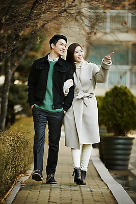 포토 JPG 주간 전신 여자 남자 신혼부부 미소 성인 야외 두명 앞모습 30대 걷기 팔짱 다정 산책 한국인 신혼 부부라이프 장년만 성인만 국내포토 자연요소 라이프스타일 부부 뷰포인트 컨셉 모션 휴식 표정 사람 동양인 장년 파일형식