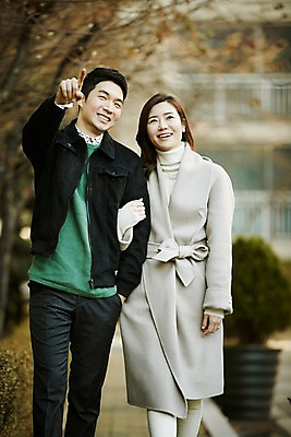 포토 JPG 주간 여자 남자 신혼부부 미소 상반신 성인 야외 두명 앞모습 30대 걷기 팔짱 다정 산책 한국인 가리킴 신혼 부부라이프 장년만 성인만 국내포토 자연요소 라이프스타일 부부 뷰포인트 컨셉 모션 휴식 표정 사람 동양인 손짓 장년 파일형식