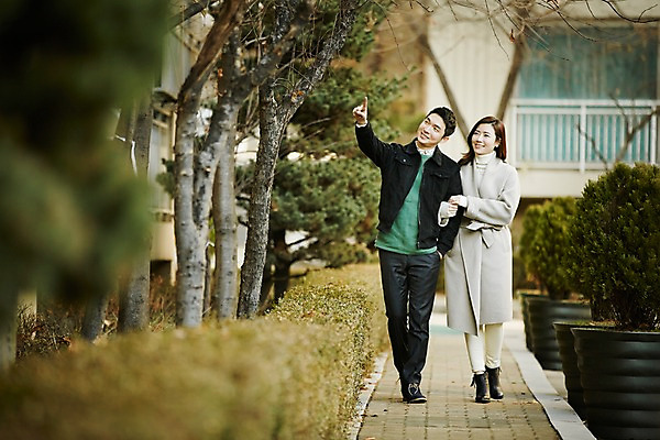 포토 JPG 주간 전신 여자 남자 신혼부부 미소 성인 야외 두명 앞모습 30대 걷기 팔짱 다정 산책 한국인 가리킴 신혼 부부라이프 장년만 성인만 국내포토 자연요소 라이프스타일 부부 뷰포인트 컨셉 모션 휴식 표정 사람 동양인 손짓 장년 파일형식